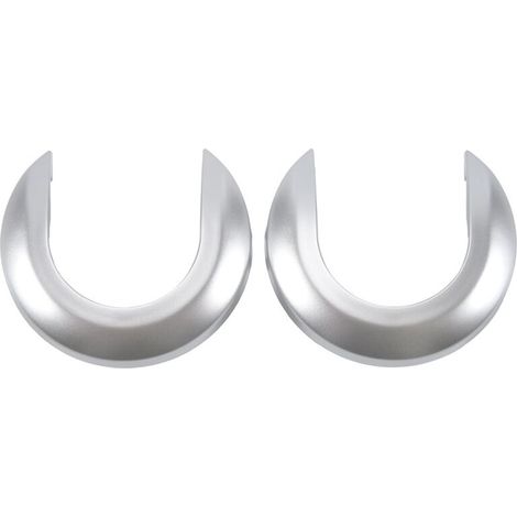 Si tratta di un set di due emblemi per le maniglie interne delle portiere, compatibili con i modelli Nissan Tiida 1.6L e Livina NV200 dal 2005 al 2010, di colore grigio argento. (1/3)