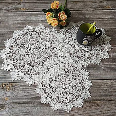 Zweiteiliges Set aus weißen runden Platzsets und Tischdecken mit Spitzenstickerei und floralen Mustern (handgehäkelte Baumwolle, 25 mm). (1/2)