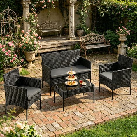 Set di mobili da giardino a 4 posti in resina intrecciata nera, composto da un divano a 2 posti, 2 poltrone e un tavolo in vetro