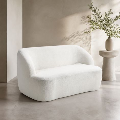 Divano curvo 2 posti con rivestimento in pile, 142 x 85 x 73,5 cm, bianco DESVIAE (1/5)