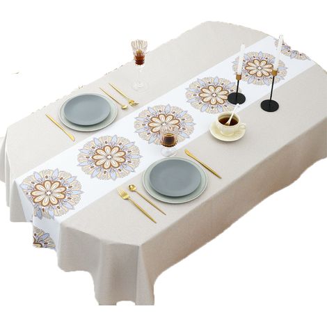 Des fleurs aux couleurs riches, brodées sur une nappe ovale blanc crème, sont produites (1/5)