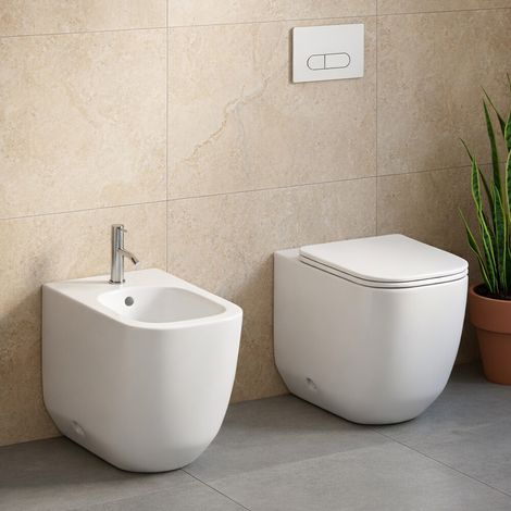 Sanitari filo muro in ceramica bianca lucida con copriwc e scarico tornado design arrotondato Kora (1/5)