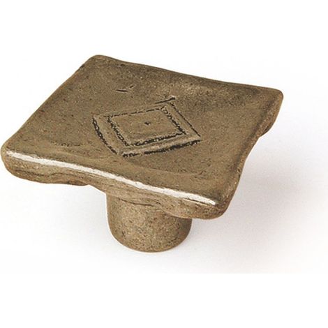 Pomo en zamak con acabado cuero, dimensiones: 35x33x20mm -