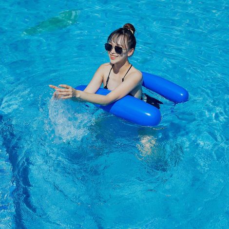Lot de 2 hamacs gonflables bleus pour piscine avec pompe à air - Hamac flottant idéal pour la plage, les fêtes et les vacances (1/5)