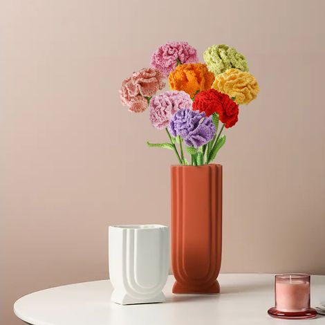 Bouquet artisanal d'œillets rose foncé en laine tricotée, fleurs artificielles créatives, branche décorative pour étagère