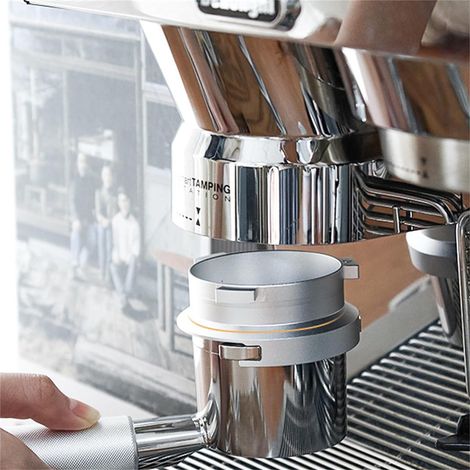54 mm NoirLa machine à expresso Platinum Series 8 est dotée d'un porte-filtre, d'un distributeur de poudre et d'un système anti-tamper pour empêcher ce dernier de tomber. (1/5)