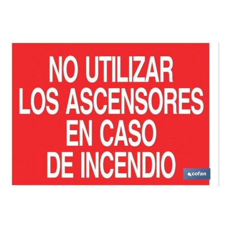 Cartello luminescente 210x148mm con testo di divieto per ascensori in caso di incendio.