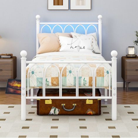 Bett 90x200 cm Vintage Metallbett weiß mit hohem Kopf- und Fußteil, LED-Beleuchtung und USB-Ladestation (1/5)