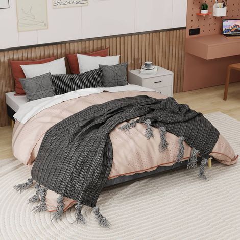 Lit simple 160x200 cm en velours gris avec sommier bas, sans tête de lit ni matelas. (1/5)