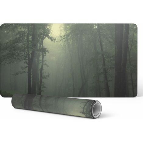 Alfombrilla de escritorio de vinilo con un elegante estampado de Bosque Brumoso al Amanecer, 90x45 cm.