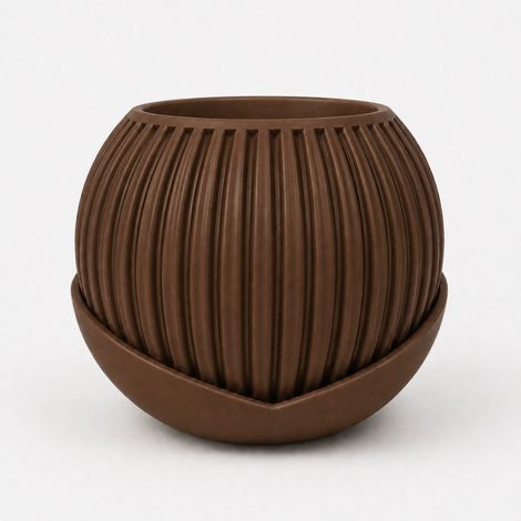Maceta a rayas marrones con un platillo decorativo moderno. (1/3)