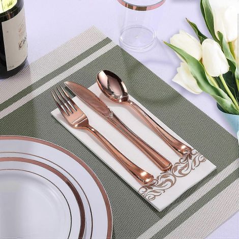 Ensemble de couverts jetables en plastique or rose doré : couteau, fourchette, cuillère, assiette. Service de table doré trois pièces, style occidental. (1/5)