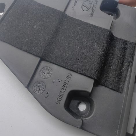 Le support de trépied applicable à la Peugeot 307 est probablement un support de moteur ou un support de bras de suspension, un composant métallique utilisé pour fixer les pièces correspondantes.