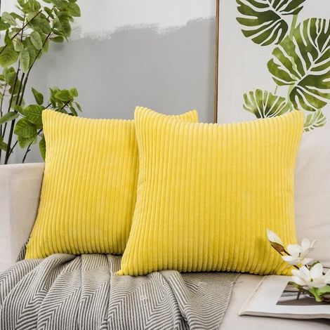 Deux housses de coussin décoratives en velours et velours côtelé à rayures jaunes (40 x 40 cm), idéales pour canapé, lit et décoration intérieure hivernale. (1/3)