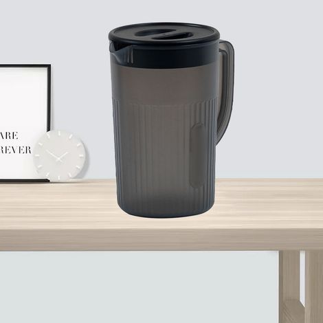 Großer Kunststoffkrug mit Deckel, hitzebeständig, für kaltes Wasser, Saft und Tee, schwarz (1/5)