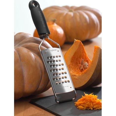 Microplane Grattugia da cucina Lama ultra spessa Acciaio inossidabile Nera Serie Gourmet ideale per Patata, Zucchina, Carota, Mela, Cavolo e Formaggio (1/3)