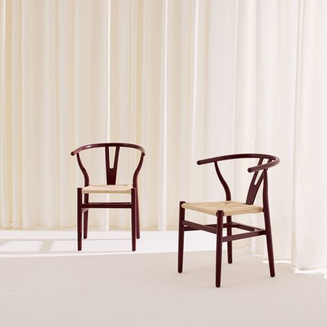 sweeek - Lot de deux chaises vintage en bois d'hévéa avec assise en cordes et dossier arrondi bordeaux (1/5)