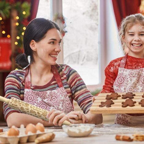 Nudelholz aus Naturholz mit Weihnachtsdekorationen, Backwerkzeug zum Prägen und Drucken festlicher Muster (1/5)