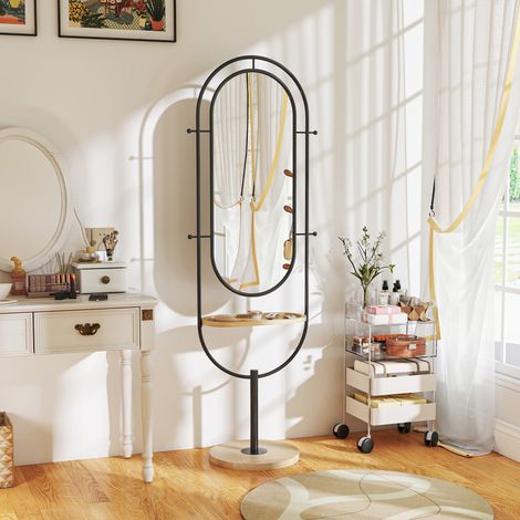 Miroir sur pied ovale avec plateau en bois. 4 crochets et cadre en métal. 50 x 40 x 175.5 cm. noir