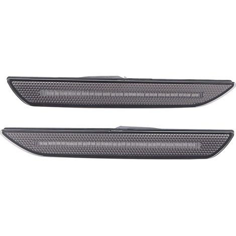 Une paire de feux de position latéraux à LED avec lentilles fumées pour les modèles Ford Mustang 2018-2020. (1/5)
