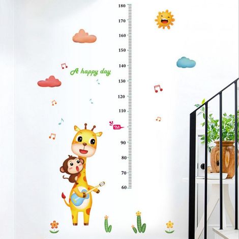 Selbstgemachte Wachstumstabelle mit Wandaufklebern für Kinder. Selbstgemachte Messtabelle mit Aufklebern.