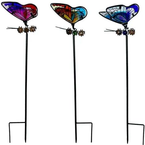 Ein Set aus 3 schmetterlingsförmigen Gartendekorationen, 50 cm hoch, aus Glas und Metall, in leuchtenden Farben, die zur Dekoration von Rasenflächen, Wegen, Blumentöpfen und Blumenbeeten verwendet wer