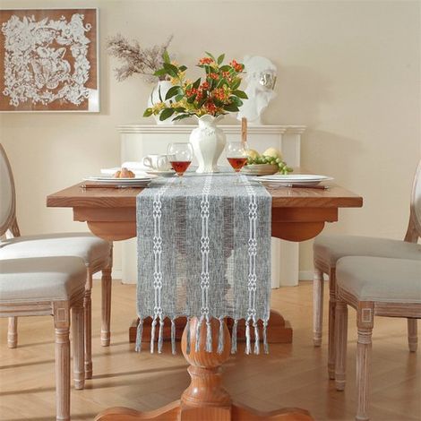 Camino de mesa,ideal para fiestas,festivales y bodas. Diseño pequeño de doble jacquard en negro y gris. Medidas: 33 x 183 cm (1/5)