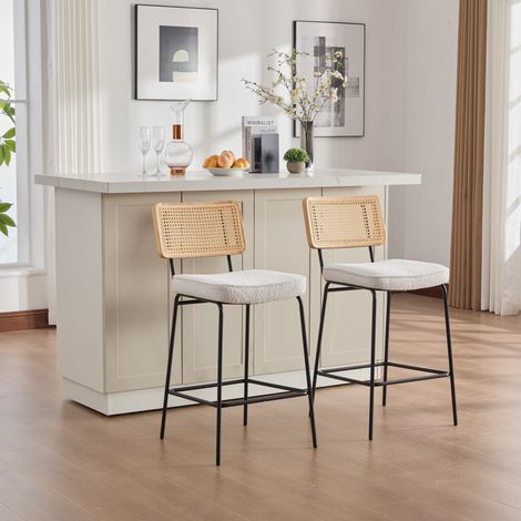 Lot de 2 tabourets de bar modernes sans accoudoirs – Assise en tissu chenille – Dossier structure bois finition effet rotin – Pieds en métal laqué brillant –60× 46 ×96 cm – Beige (1/5)
