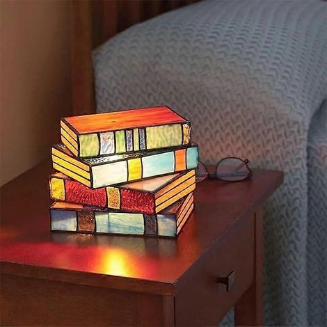 Lampe de chevet colorée style vintage en résine teintée, composée de livres empilés, idéale pour le salon, la chambre ou le bureau. (1/5)