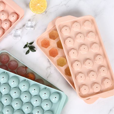 Eiswürfelform, selbstgemachte kugelförmige Eiswürfelform, eine kreative DIY-Eiswürfelmaschine aus Kunststoff. (1/4)