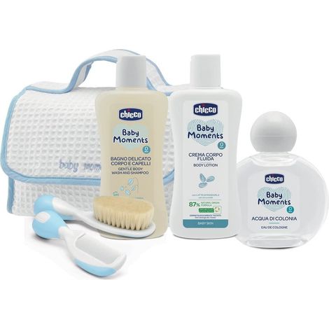 Chicco Baby Moments Beauty Case con Asa Azul - Colonia 100 ml + Baño Suave Cuerpo y Cabello 200 ml + Crema Corporal 200 ml + Cepillo y Peine (1/2)