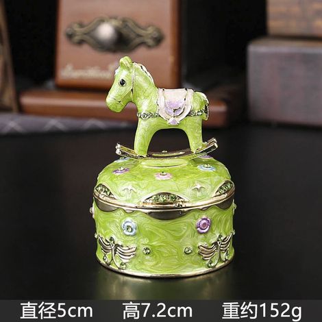 Boîte à bijoux en bois émaillé vert en forme de cheval, pour ranger bagues et boucles d'oreilles. (1/2)