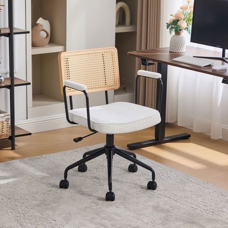 Chaise style vintage en rotin roulettes et pivotante assise en chenille structure en bois coloris ivoire (1/5)