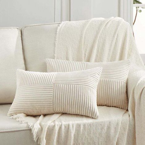 Cet ensemble de deux taies d'oreiller bohèmes mesure 76 x 127 cm et est confectionné en velours ctelé crème et beige clair à motif croisé. Confortable et moderne, il convient aux canapés, chambres et (1/4)