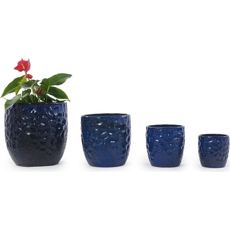 Maceta individual pequeña de cerámica de Ø18 cm, azul oscuro brillante con relieve martillado en todo el contorno, transpirable y con orificio de drenaje para mini suculentas y hierbas aromáticas. (1/5)