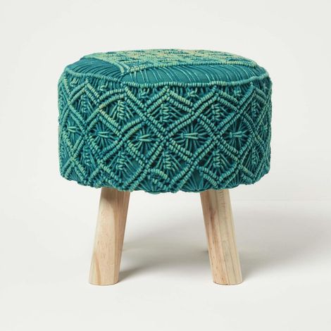 HOMESCAPES Willow - Makramee-Hocker rund mit Holzbeinen - petrolgrün, 43 cm hoch
