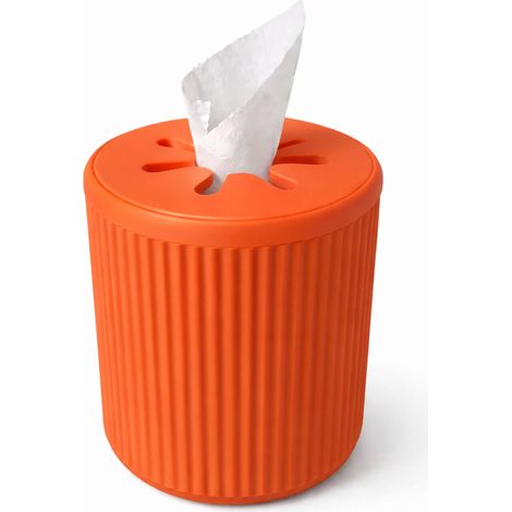 Caja de pañuelos naranja con un rollo de papel y organizador ranurado.