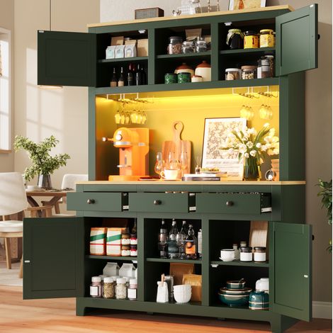 Hochschrank 120×40×180 cm in Antique Green mit Rattan-Optik, Lichtsystem und viel Stauraum (1/5)