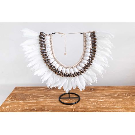 Ornement en plumes et coquillages de Papouasie blanche (1/2)