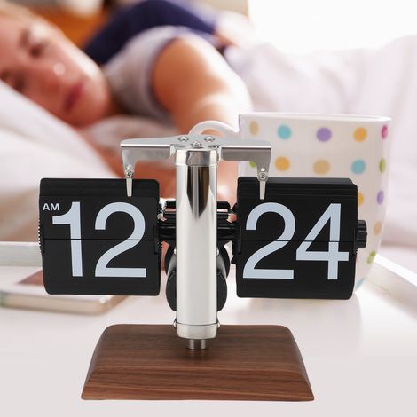 Reloj automático vintage con mecanismo de páginas abatibles – 12 horas, pila D, números grandes de PVC sobre una base de madera de nogal negro. (1/5)