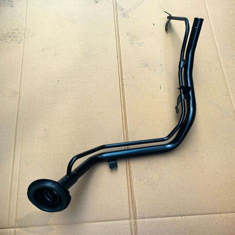 17221-1DA0A est un tuyau de remplissage de carburant (fer) pour les modèles Nissan X-Trail T31 et Evoque MX6 de 2008 à 2014. (1/4)