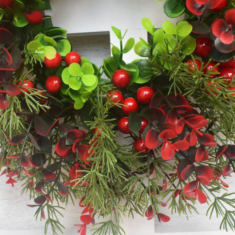 Couronne de Noël artificielle en eucalyptus et baies rouges - Décoration murale pour salon (1/5)