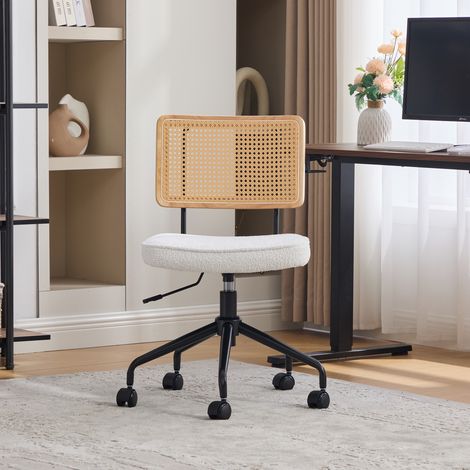 Chaise de bureau vintage en rotin avec roulettes et assise en tissu chenille ivoire (1/5)