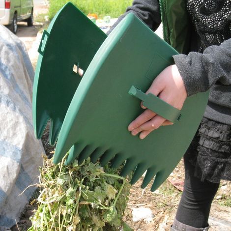 Set of 2 outdoor leaf clips, plastic leaf rake for gardening, ideal for collecting dead leaves. (1/5)