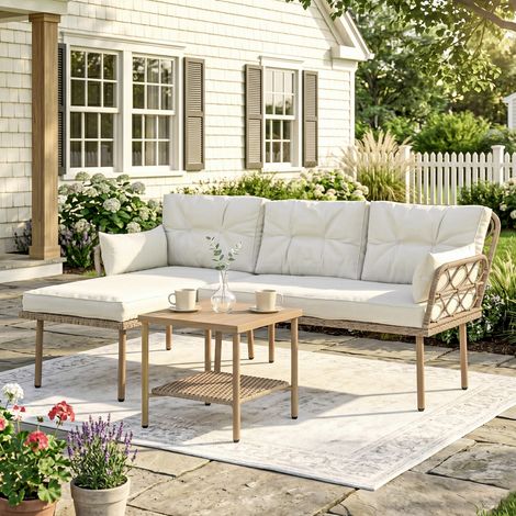 Ensemble de jardin 3 pièces comprenant une méridienne, un canapé, des coussins et une table basse, en rotin et acier, blanc crème et bois. (1/5)