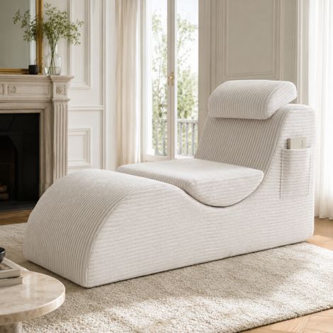 Ce fauteuil lounge moderne présente un design unique avec un coussin d'assise amovible et des poches latérales en mousse compressée haute élasticité. Beige. (1/4)