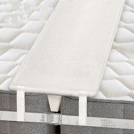 Sangle de connexion pour matelas de 20 cm permettant de combiner deux lits jumeaux en un lit king-size dans un salon (1/2)