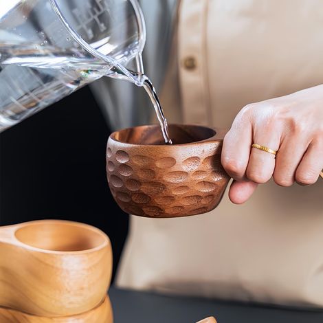 Mug en bois pour café, thé ou lait, mug Kuksa artisanal, mug de voyage, mug portable en bois avec lanière en cuir, idéal pour le café, le thé, le lait, le sac à dos ou le camping. (1/3)