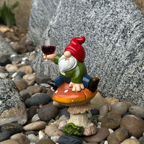 Statuette de gnome en résine amusante : Décoration de jardin « esprit champignon » tenant un verre de vin — Mini-ornement de jardin (1/5)