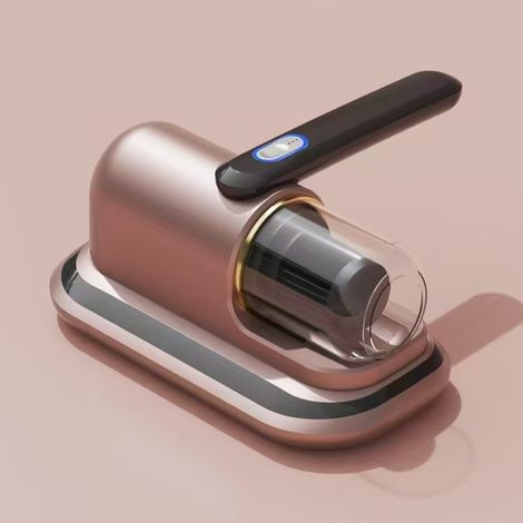 Un aspirateur rechargeable pour la maison, utilisé pour nettoyer les lits. Un aspirateur portable pour dépoussiérer les lits. (1/3)